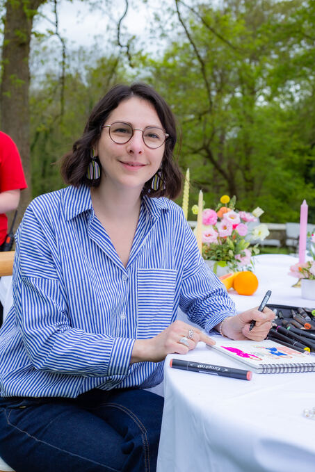 Audrey, graphiste-illustratrice de mariage, en plein live sketching