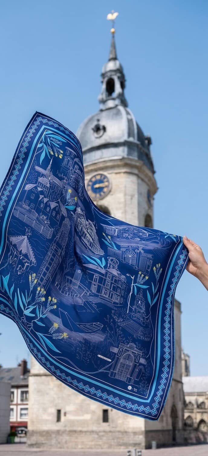 Détail d'un foulard illustré aux couleurs de marque